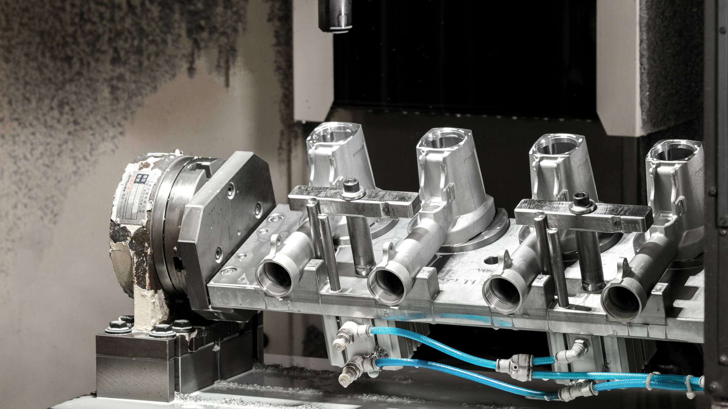 Automated robotic production line performing secondary CNC machining on pneumatic tool bodies to achieve essential ±0.01 mm tolerances.