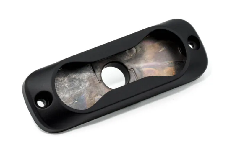 黑色陽極處理鋁合金壓鑄燈具飾框，具備高硬度與耐磨特性，適用高摩擦工業照明環境