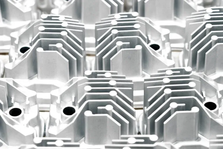 精密設計鋁合金壓鑄LED散熱器，配置於自動噴砂產線，確保高功率照明應用的最佳散熱效能