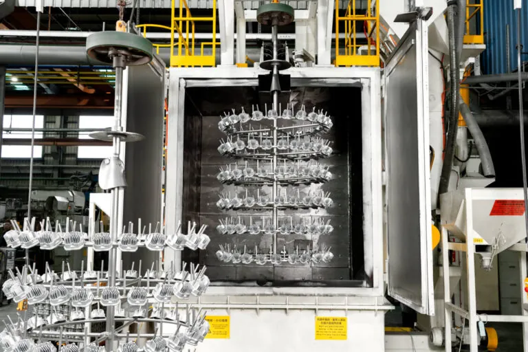 精密設計鋁合金壓鑄LED散熱器，配置於自動噴砂產線，確保高功率照明應用的最佳散熱效能