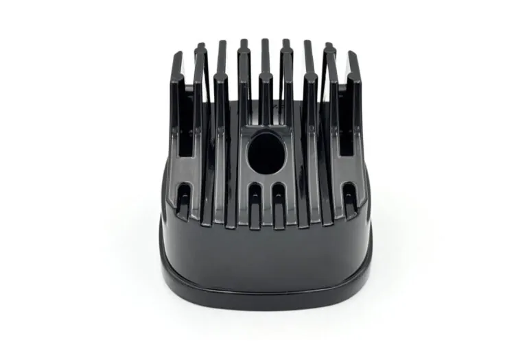 黑色表面處理鋁合金壓鑄零件細節，整合散熱鰭片設計，提升高效能熱管理表現