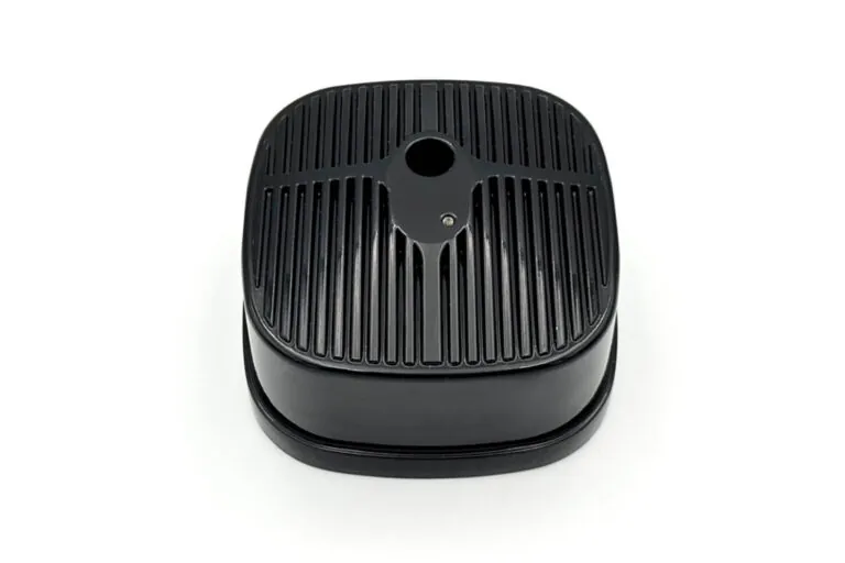 黑色表面處理鋁合金壓鑄零件細節，整合散熱鰭片設計，提升高效能熱管理表現