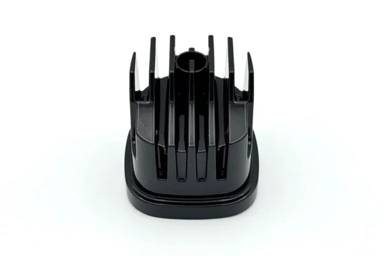 黑色表面處理鋁合金壓鑄零件細節，整合散熱鰭片設計，提升高效能熱管理表現