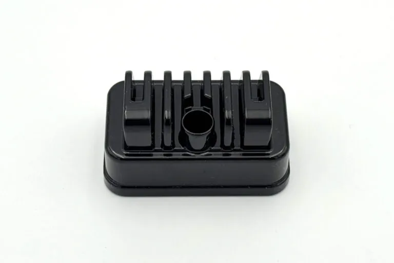 黑色表面處理鋁合金壓鑄零件細節，整合散熱鰭片設計，提升高效能熱管理表現