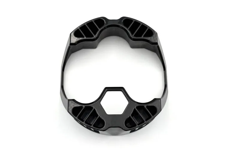 高品質黑色表面塗裝鋁合金壓鑄外殼，具備精密一體成型安裝結構與優異外觀品質