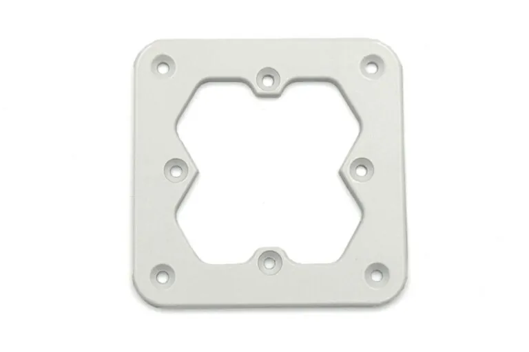 白色粉體塗裝鋁合金壓鑄框架特寫，展現均勻塗層厚度與清晰邊緣品質