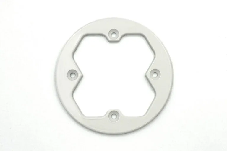 白色粉體塗裝鋁合金壓鑄框架特寫，展現均勻塗層厚度與清晰邊緣品質