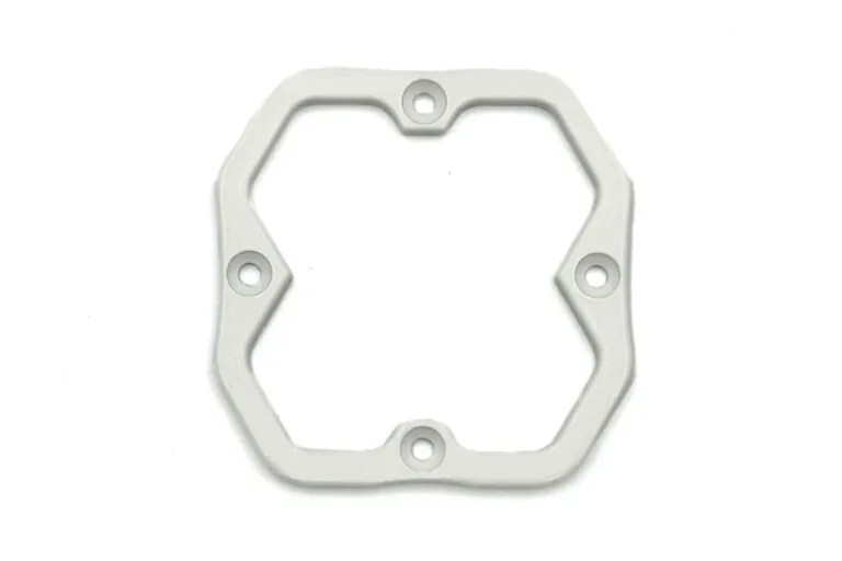 白色粉體塗裝鋁合金壓鑄框架特寫，展現均勻塗層厚度與清晰邊緣品質