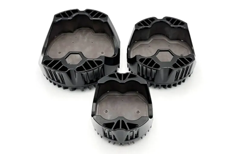 高品質黑色表面塗裝鋁合金壓鑄外殼，展現精細表面處理與一體成型安裝結構